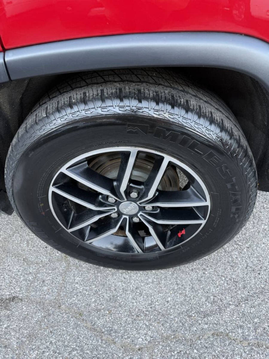Used 2017 Jeep Grand Cherokee Trailhawk AWD/4WD image 11