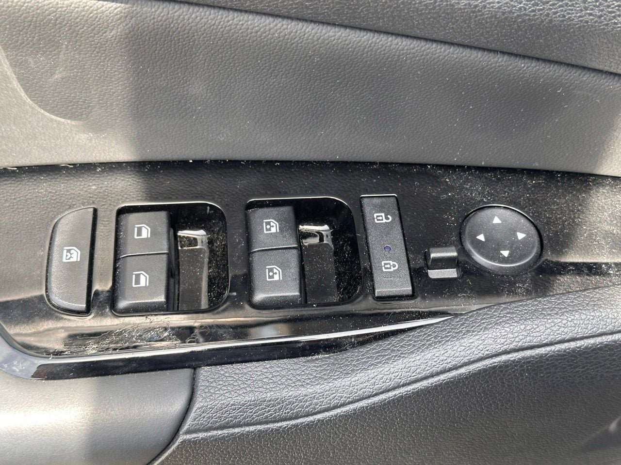 Used 2025 Kia Sportage EX image 21