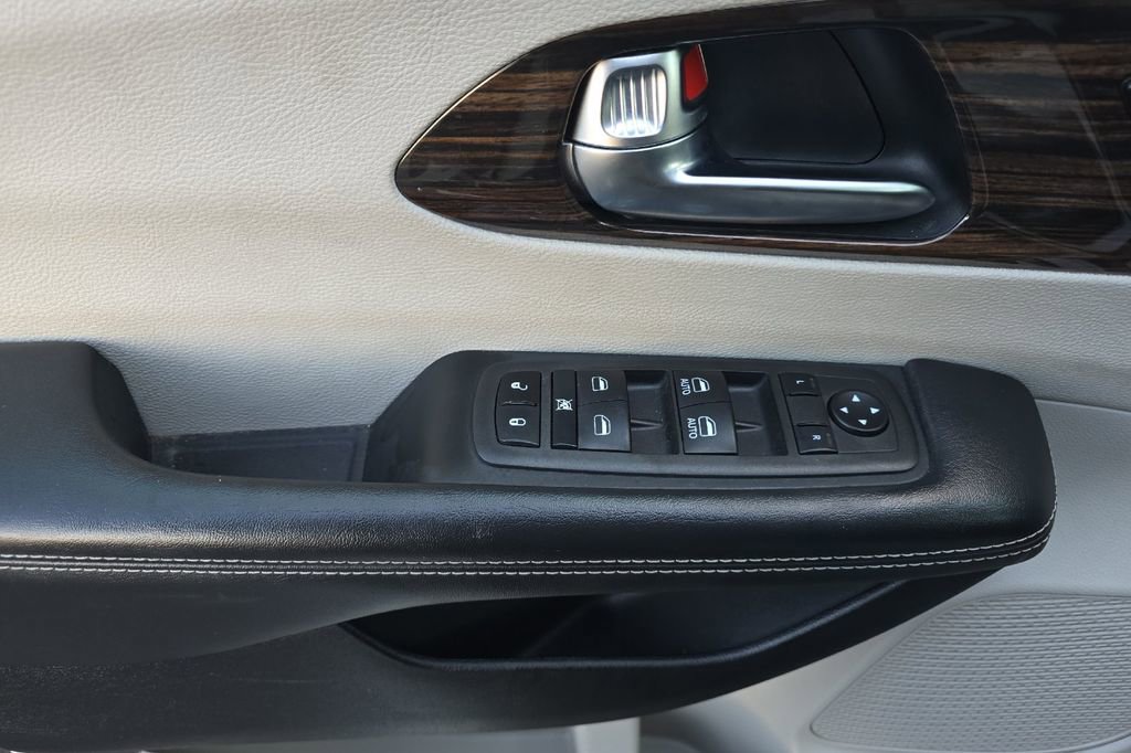 Used 2023 Chrysler Pacifica Limited image 10