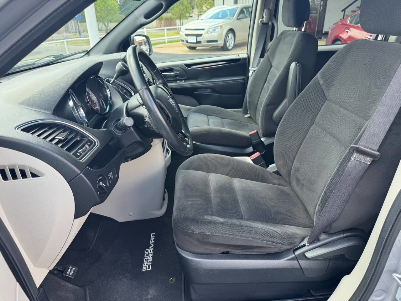 Used 2016 Dodge Grand Caravan SE image 16