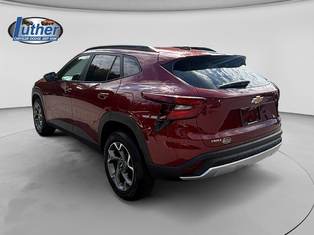 Used 2025 Chevrolet Trax LT FWD image 3