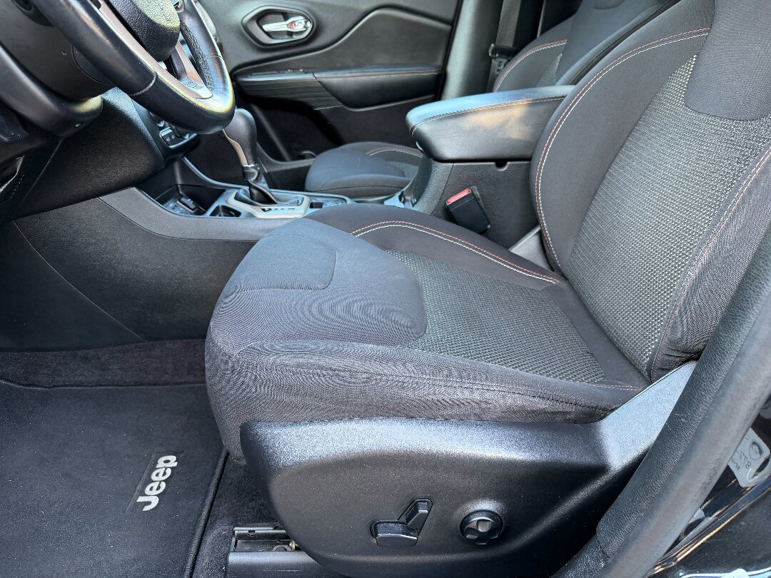 Used 2016 Jeep Cherokee 75th Anniversary FWD image 12