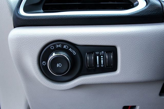 Used 2023 Chrysler Pacifica Touring-L image 16