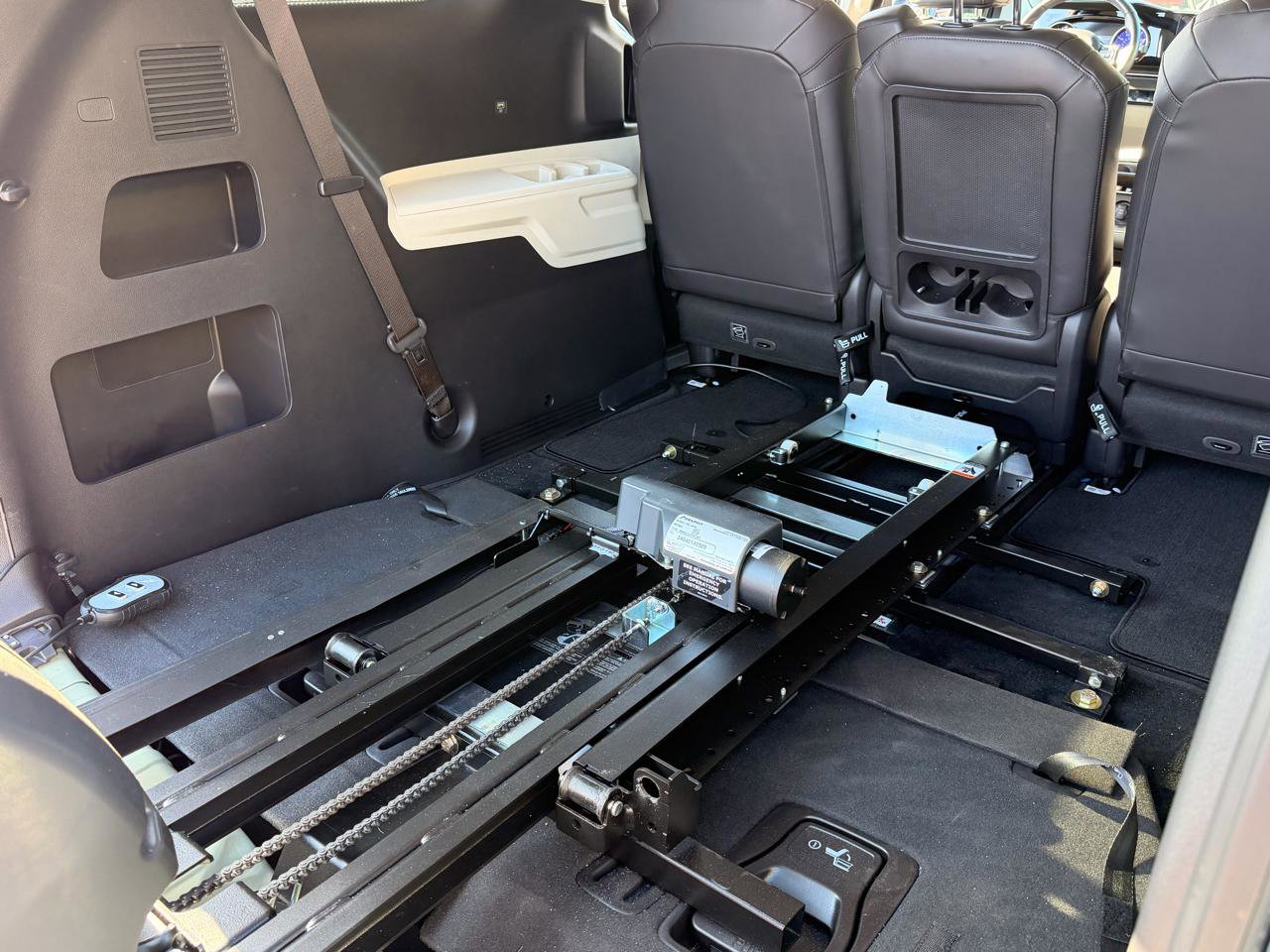 Used 2024 Kia Carnival EX image 26