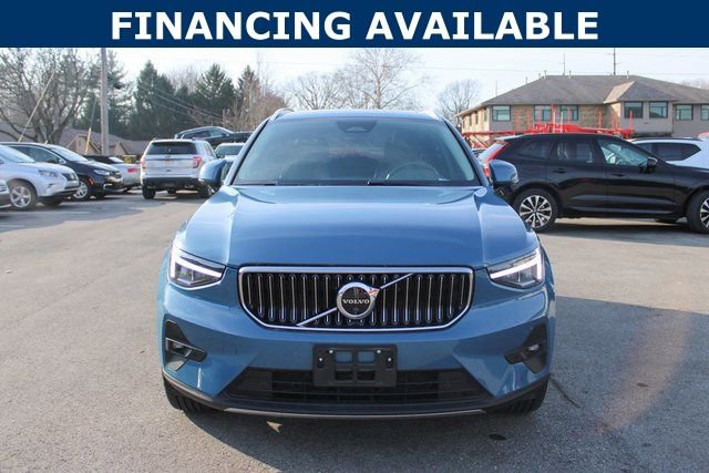 Used 2025 Volvo XC40 B5 Plus image 3