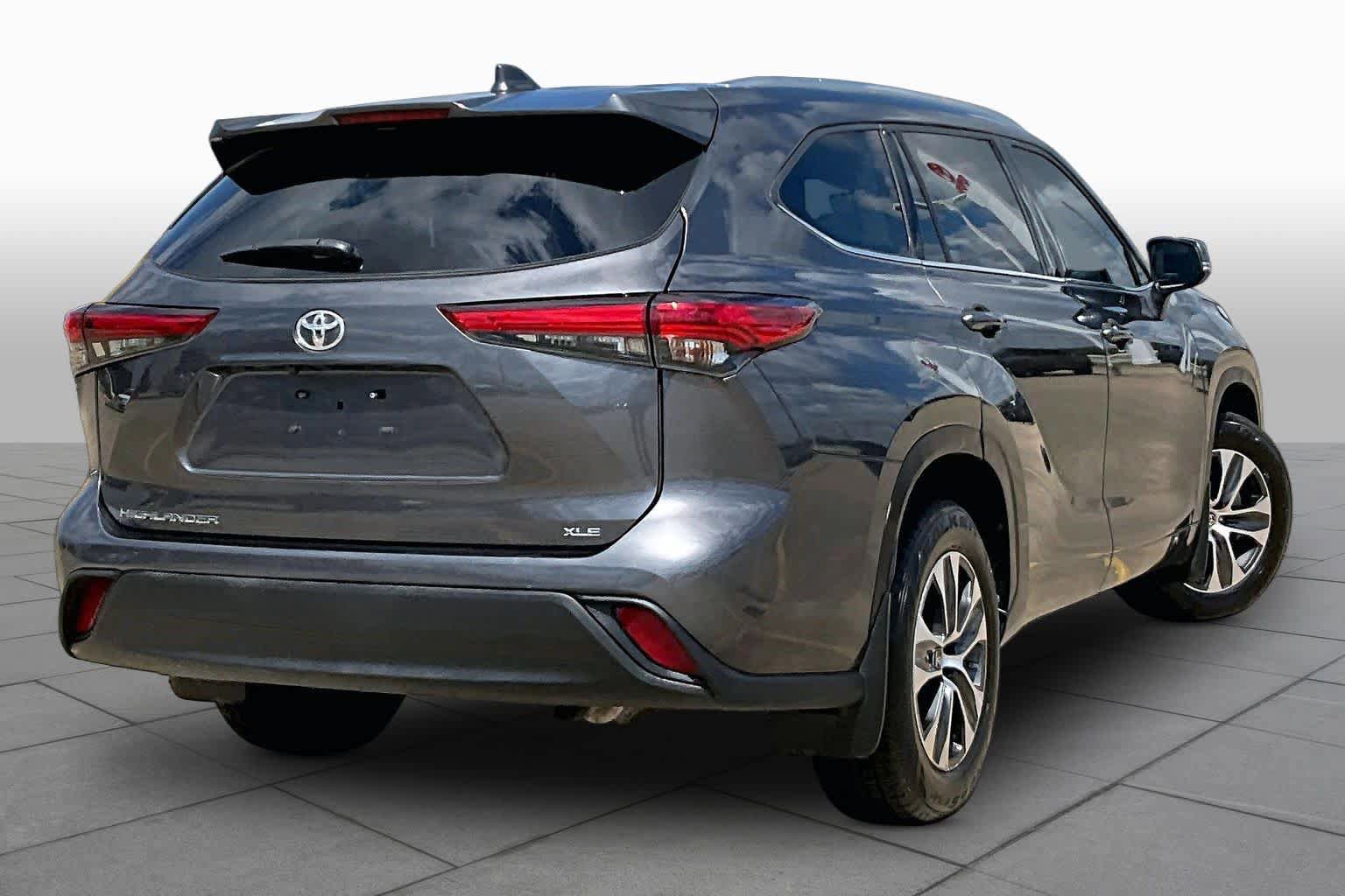 Used 2021 Toyota Highlander XLE FWD image 13