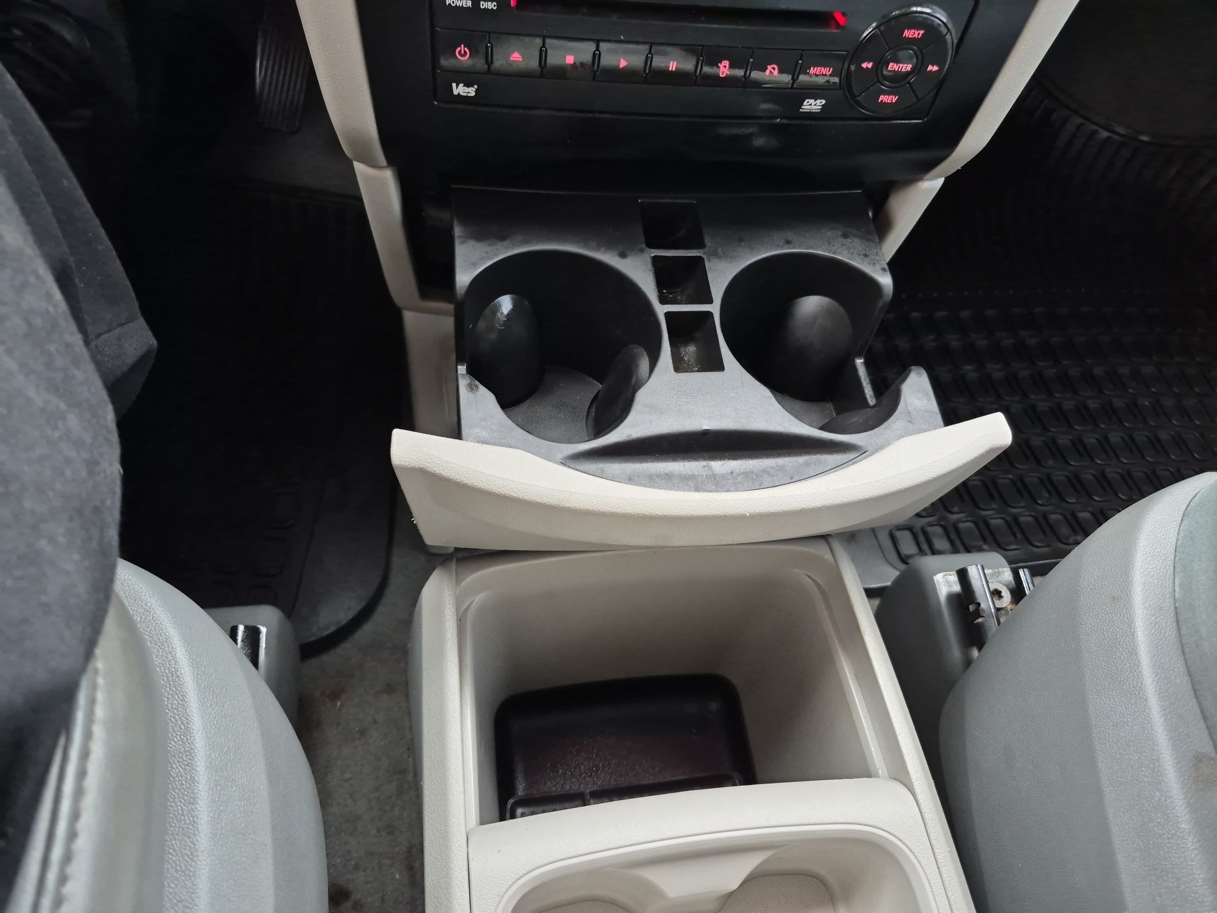 Used 2010 Volkswagen Routan SE FWD image 29