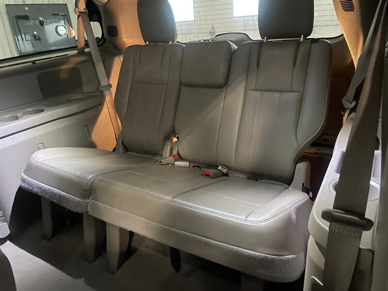 Used 2015 Chrysler Town & Country Touring-L FWD image 19