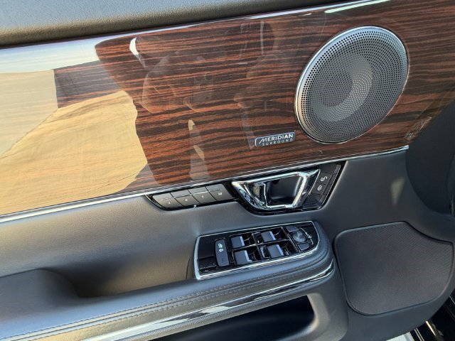Used 2019 Jaguar XJ R-Sport RWD image 11