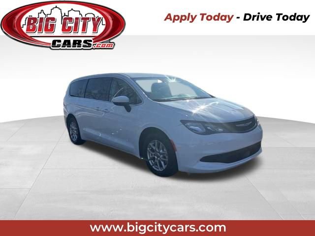 Used 2023 Chrysler Voyager LX image 1