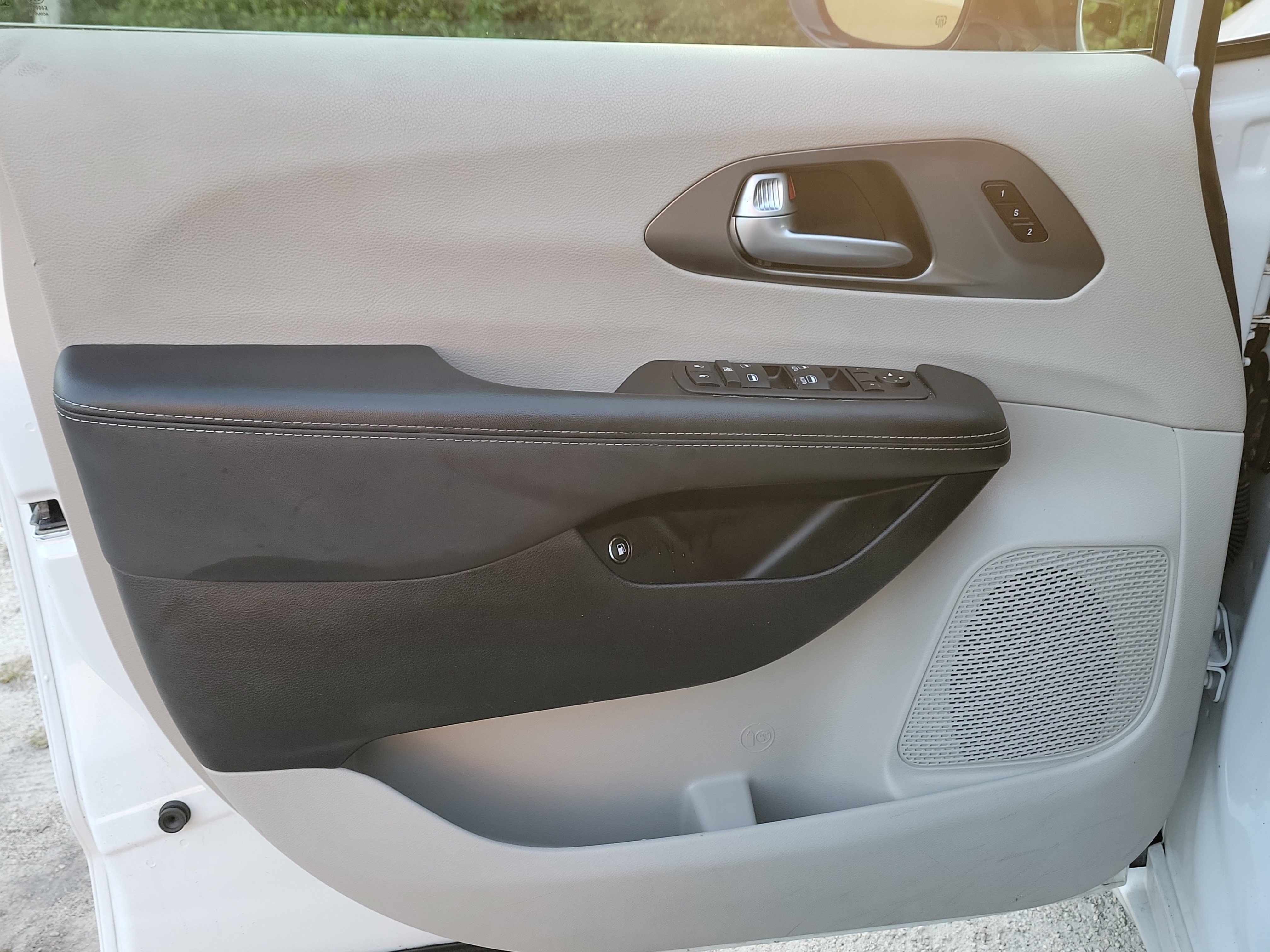 Used 2024 Chrysler Pacifica Select image 15