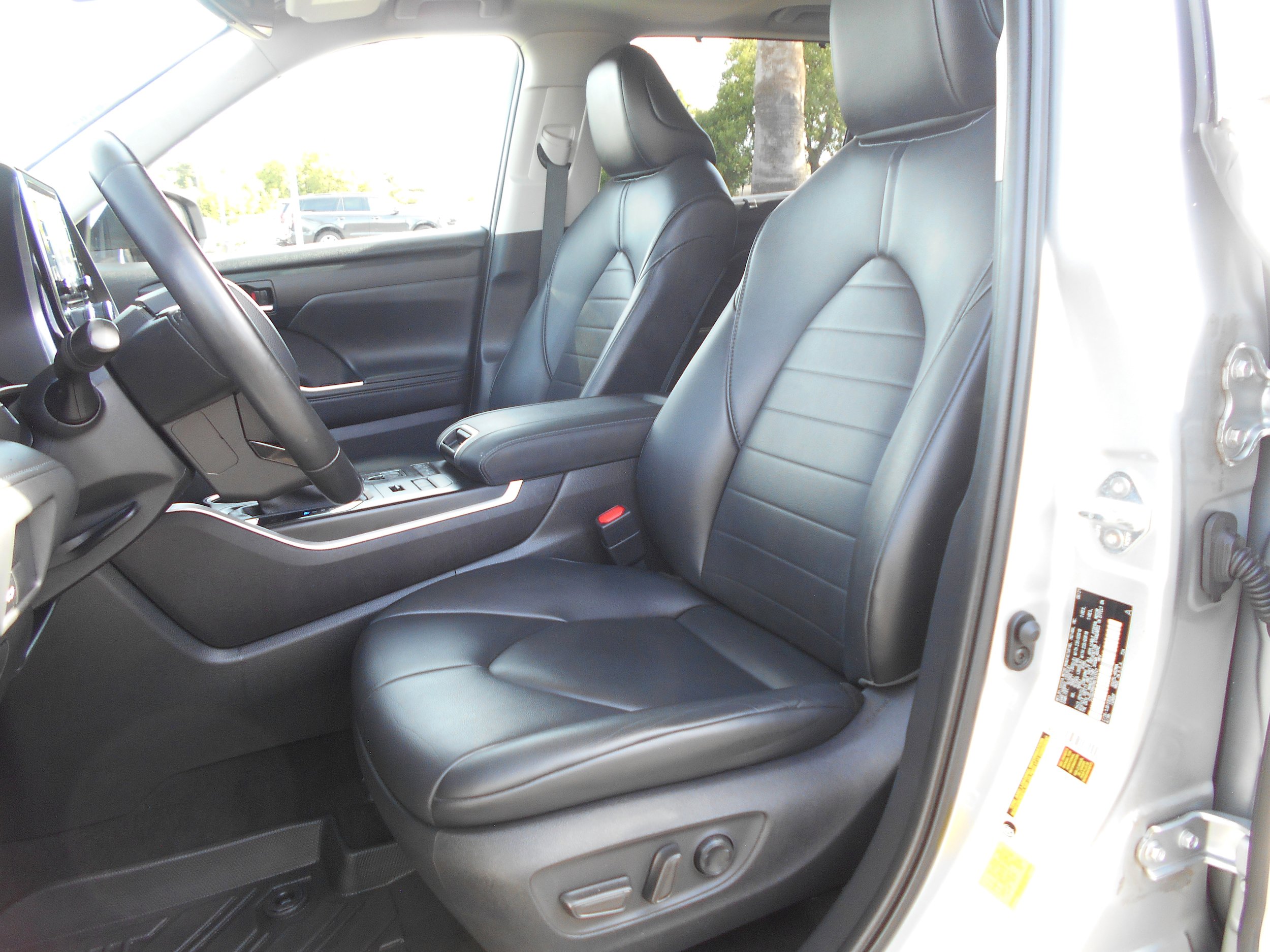 Used 2021 Toyota Highlander XLE AWD/4WD image 8