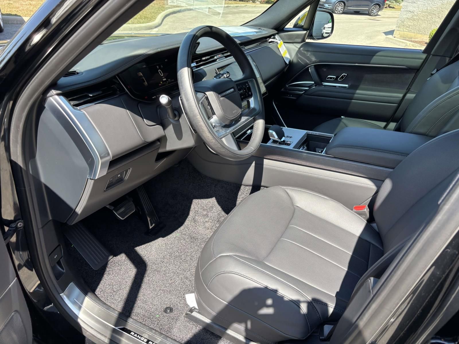 New 2025 Land Rover Range Rover SE image 9