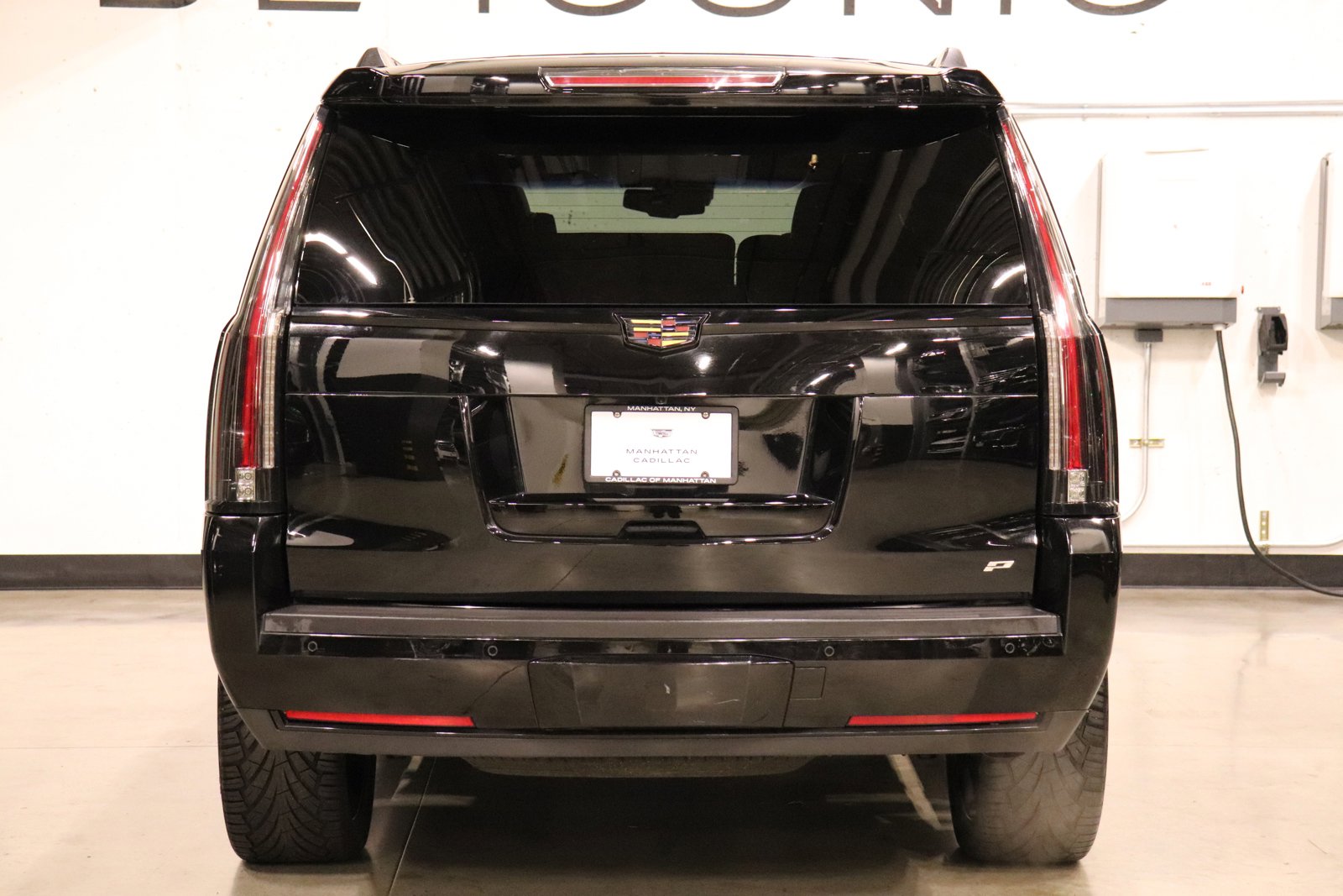 Used 2015 Cadillac Escalade Platinum image 4