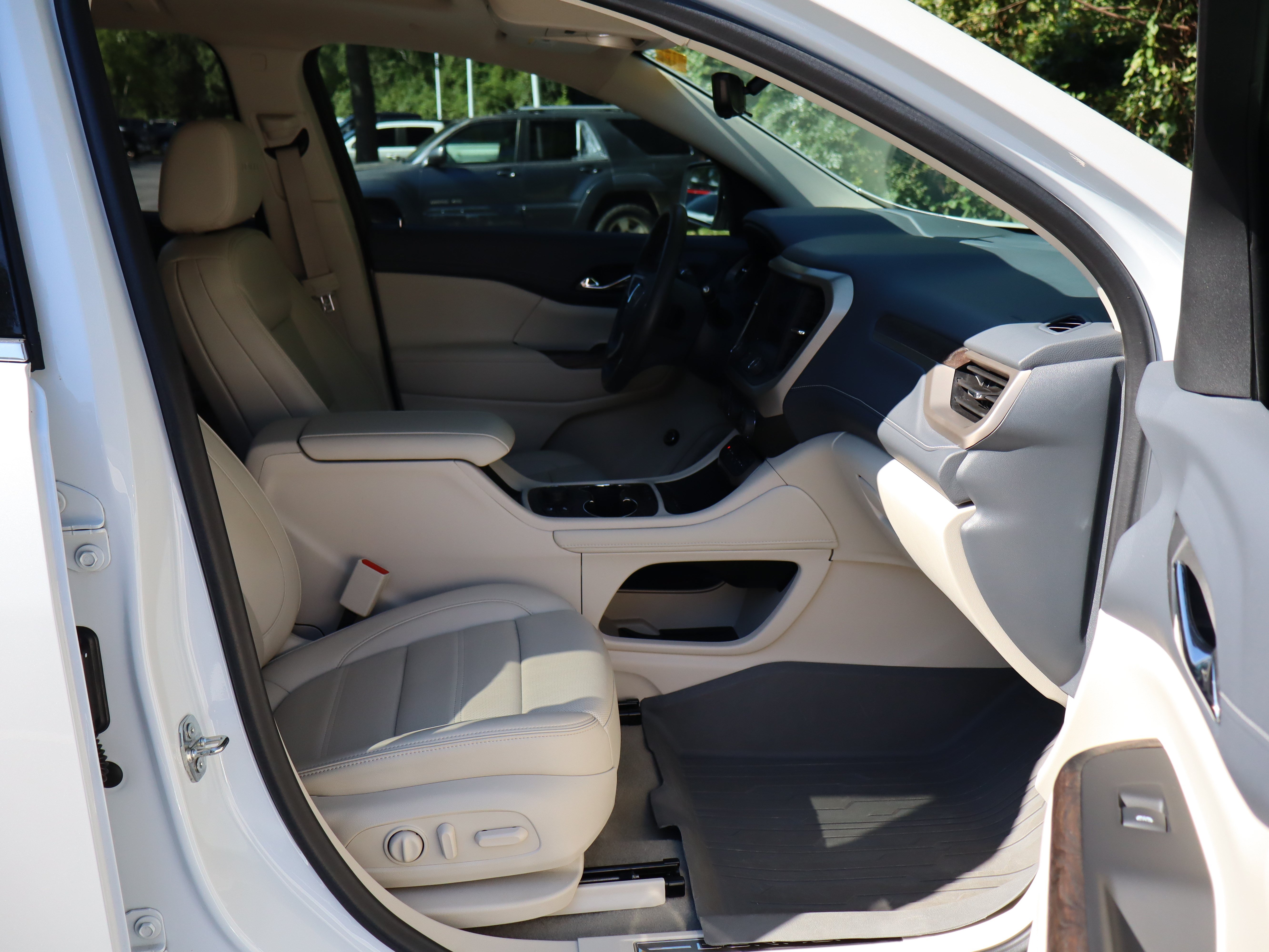 Used 2023 GMC Acadia Denali w/ Denali Ultimate Package FWD image 23