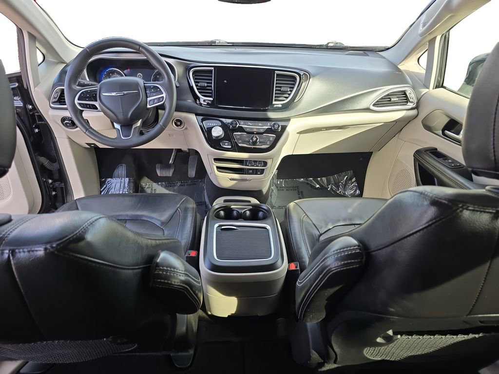 Used 2022 Chrysler Pacifica Touring-L image 11