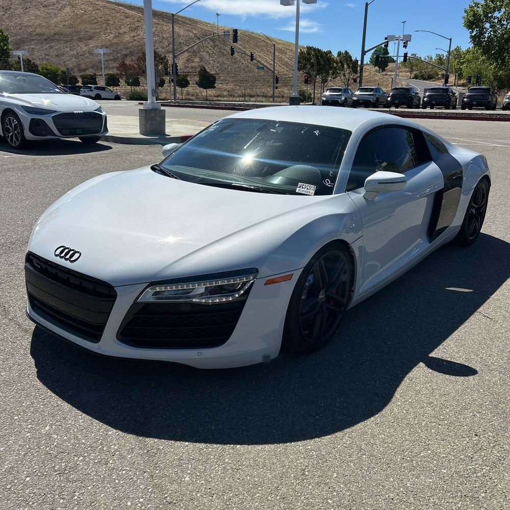 Used 2015 Audi R8 V8 w/ Extended Leather Package AWD/4WD image 2