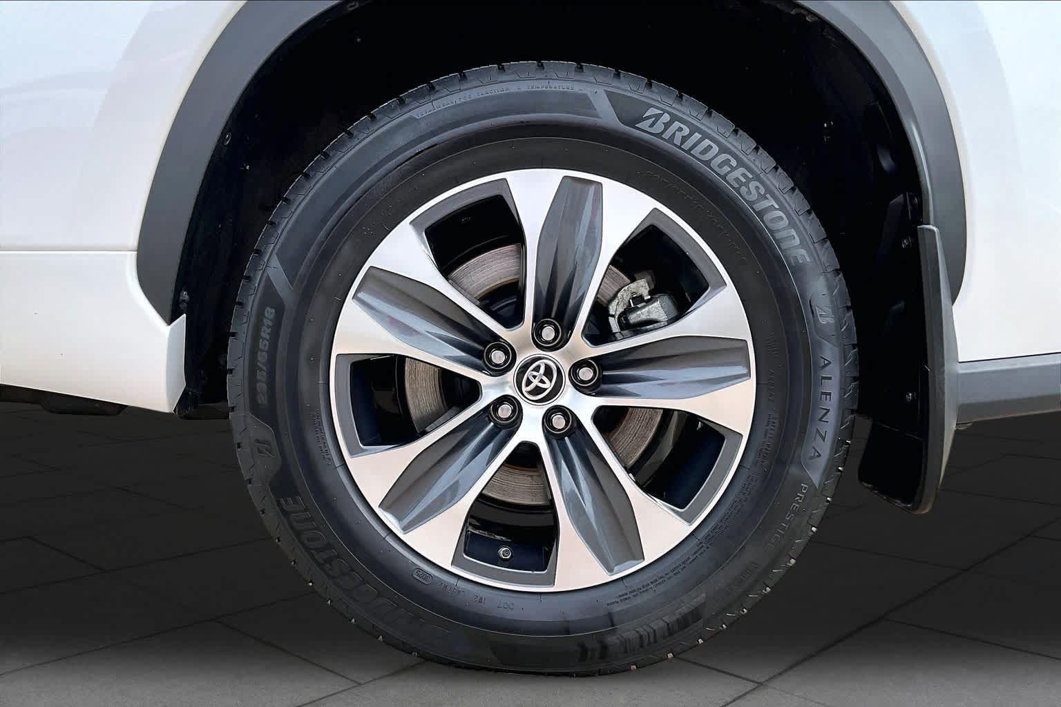 Used 2025 Toyota Highlander XLE AWD/4WD image 11