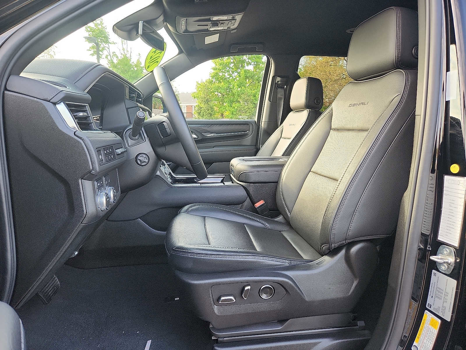Used 2024 GMC Yukon Denali AWD/4WD image 13