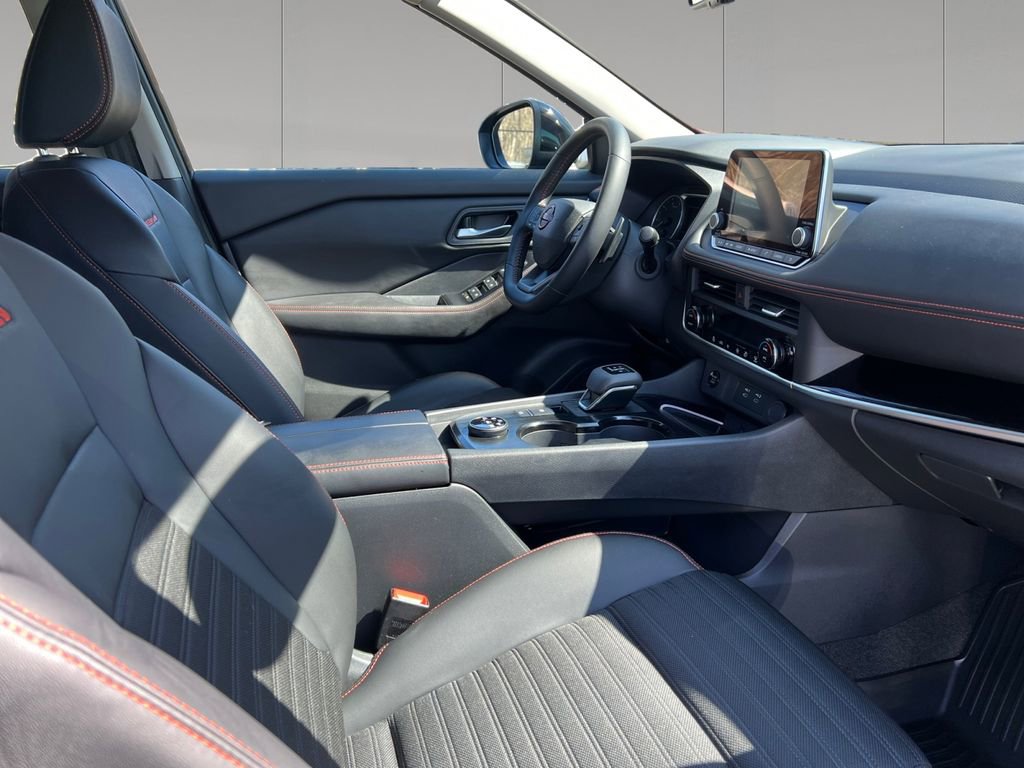 Used 2025 Nissan Rogue SV w/ Rock Creek Premium Package image 17