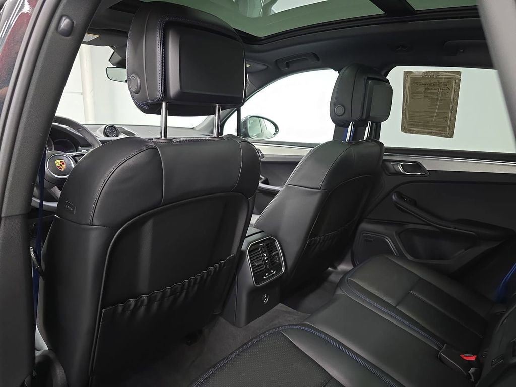 Certified 2025 Porsche Macan AWD/4WD image 28