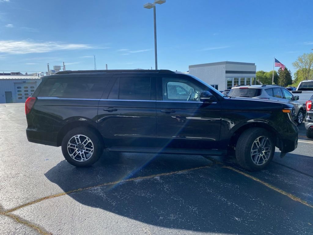Used 2025 Ford Expedition Max Active AWD/4WD image 2