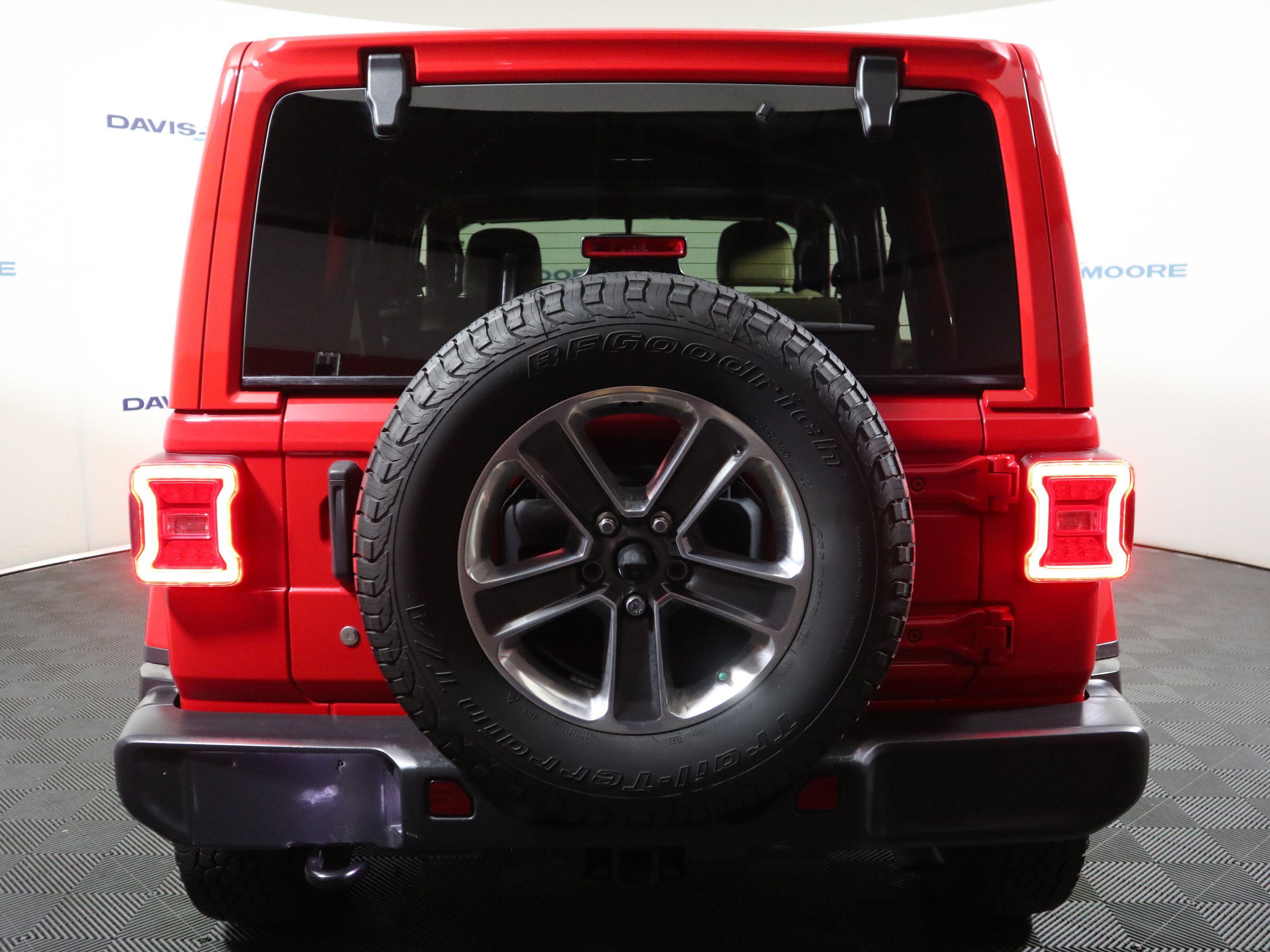 Used 2018 Jeep Wrangler Unlimited Sahara AWD/4WD image 7