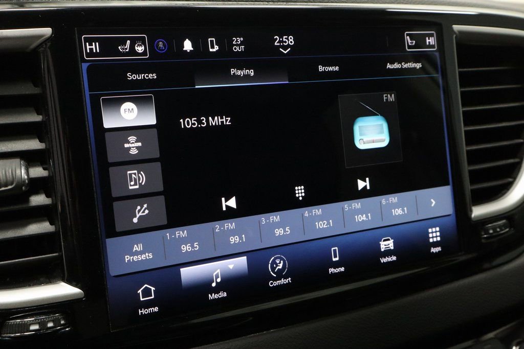 Used 2024 Chrysler Pacifica Touring-L image 2