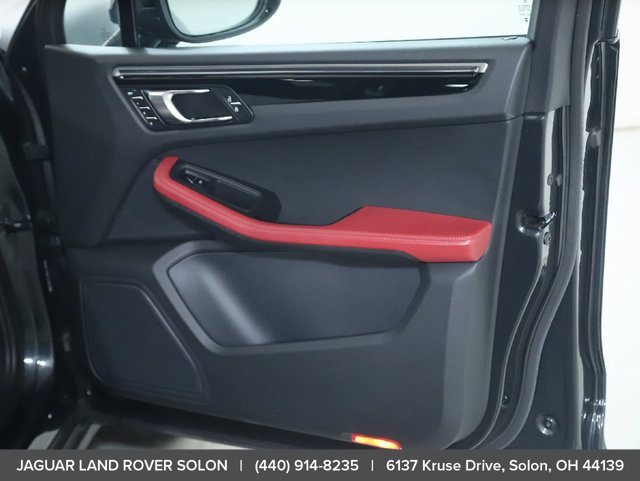 Used 2023 Porsche Macan AWD/4WD image 35