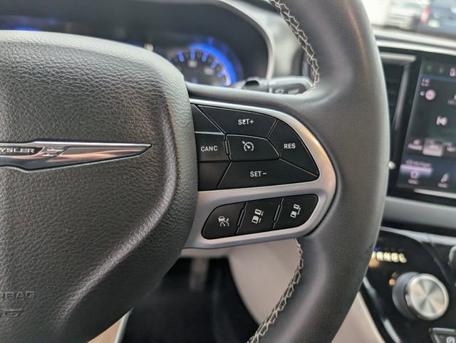 Used 2022 Chrysler Pacifica Touring-L image 12