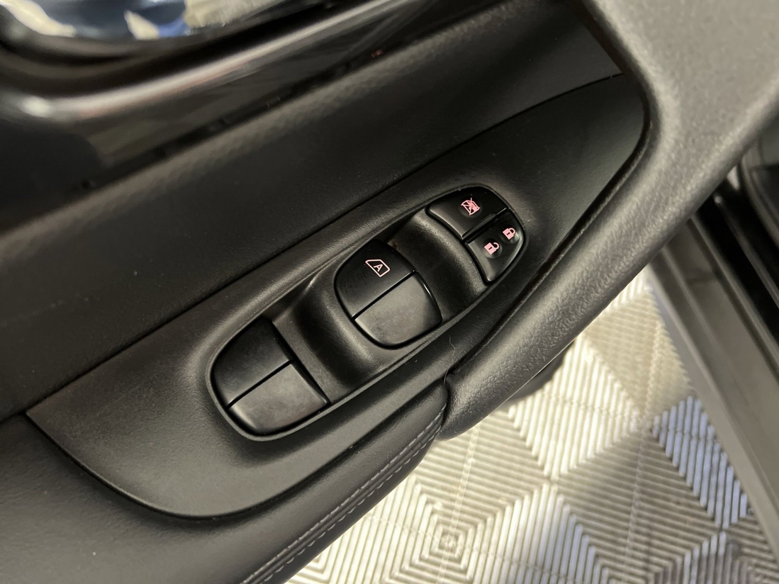 Used 2018 Nissan Rogue SV w/ Premium Package image 15