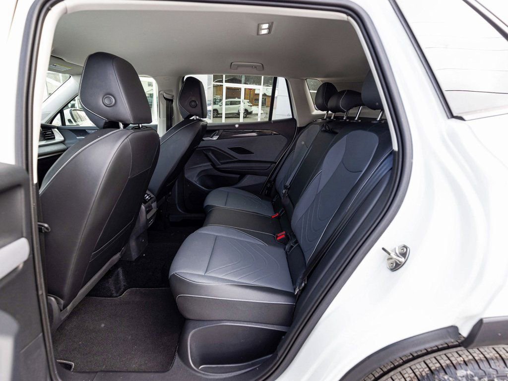 Used 2025 Volkswagen Tiguan SE image 27