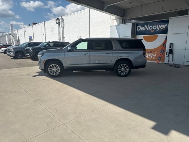 Used 2025 Chevrolet Suburban Premier AWD/4WD image 7