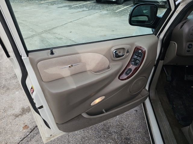 Used 2003 Chrysler Town & Country Limited image 25