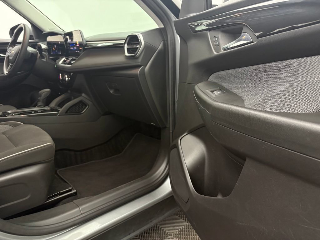 Used 2025 Chevrolet TrailBlazer LT FWD image 25