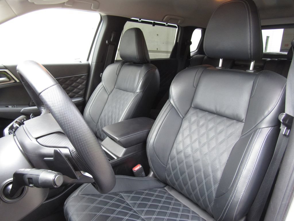 Used 2024 Mitsubishi Outlander 4WD Plug-In Hybrid image 11