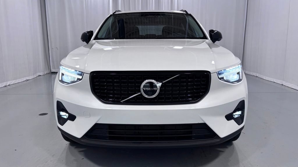 Certified 2026 Volvo XC40 B5 Plus AWD/4WD image 3