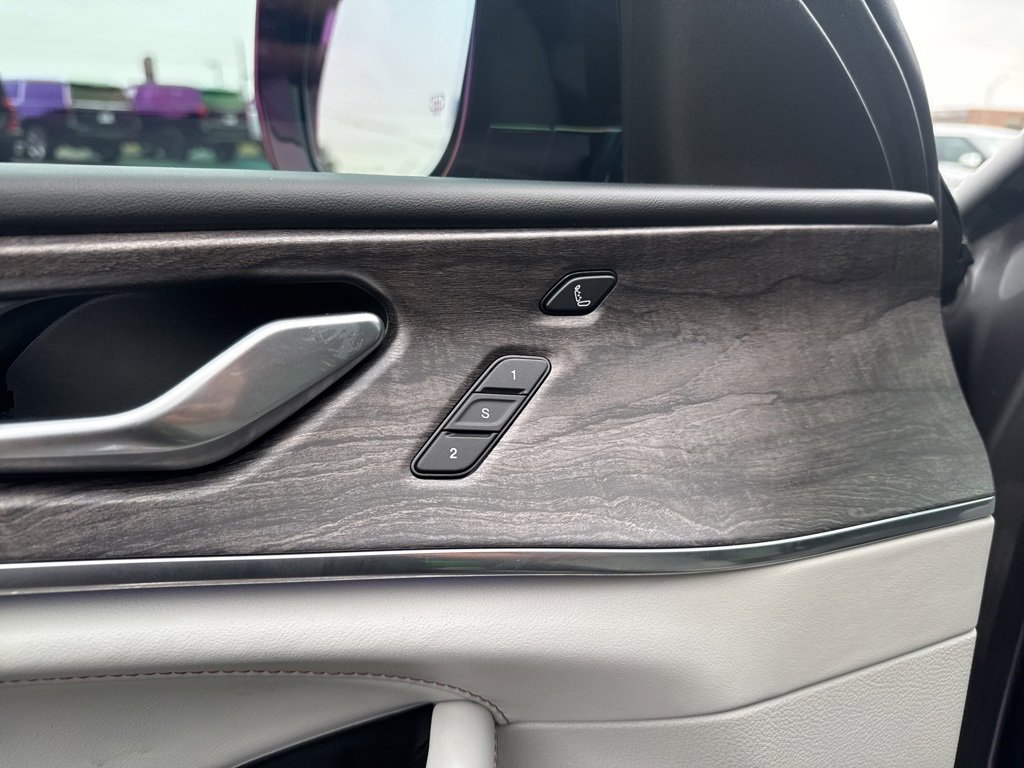 Used 2022 Jeep Grand Cherokee Overland w/ Luxury Tech Group IV image 14