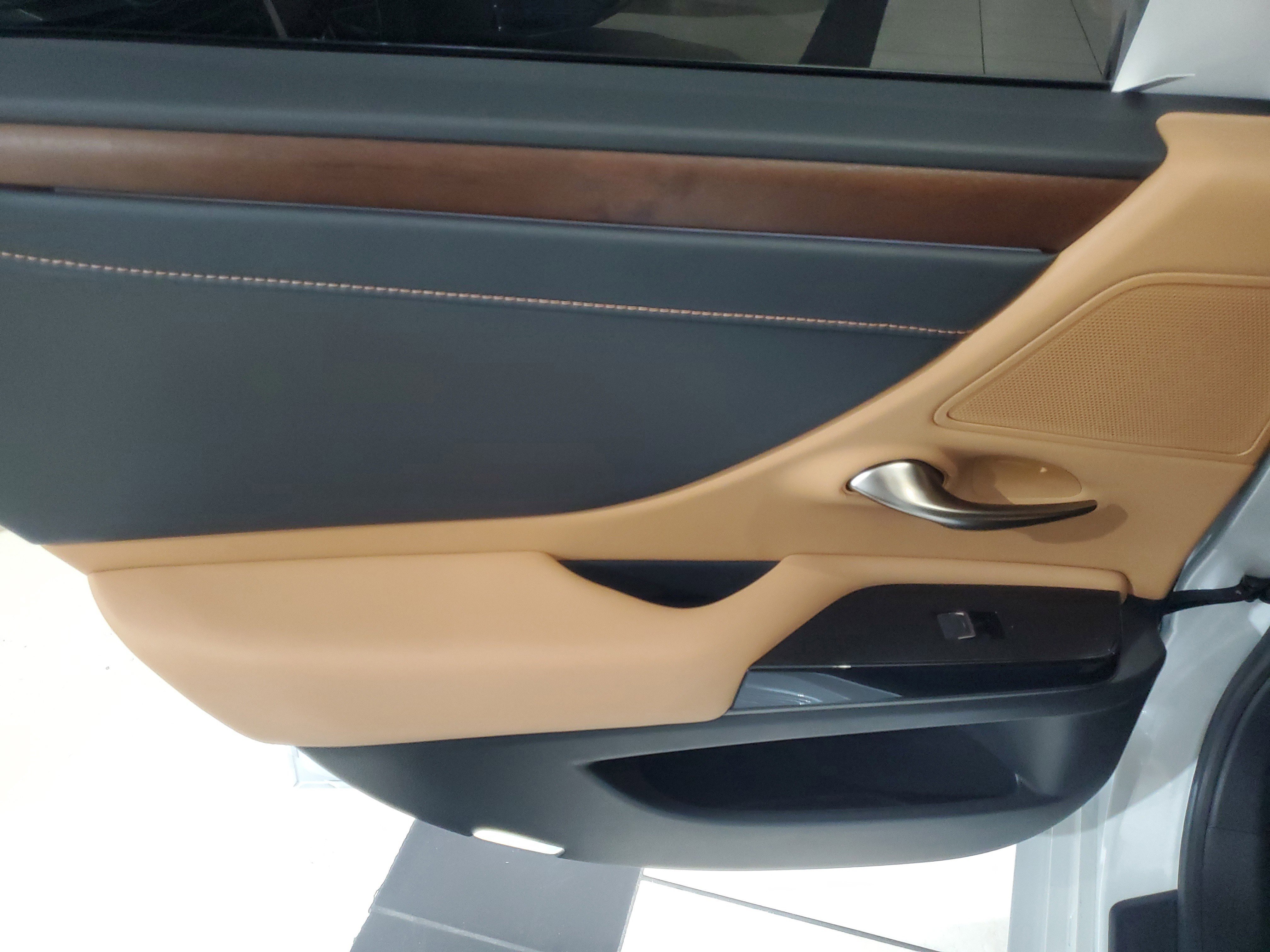 Used 2025 Lexus ES 300h w/ Premium Package image 16