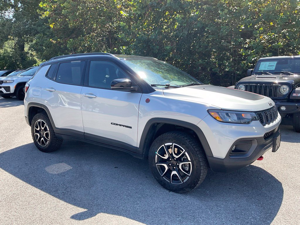 Used 2025 Jeep Compass Trailhawk AWD/4WD image 7