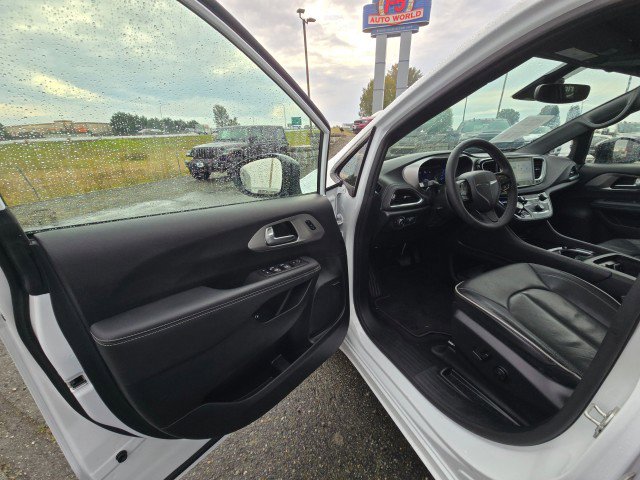 Used 2023 Chrysler Pacifica Limited w/ Uconnect Theater Family Group image 22