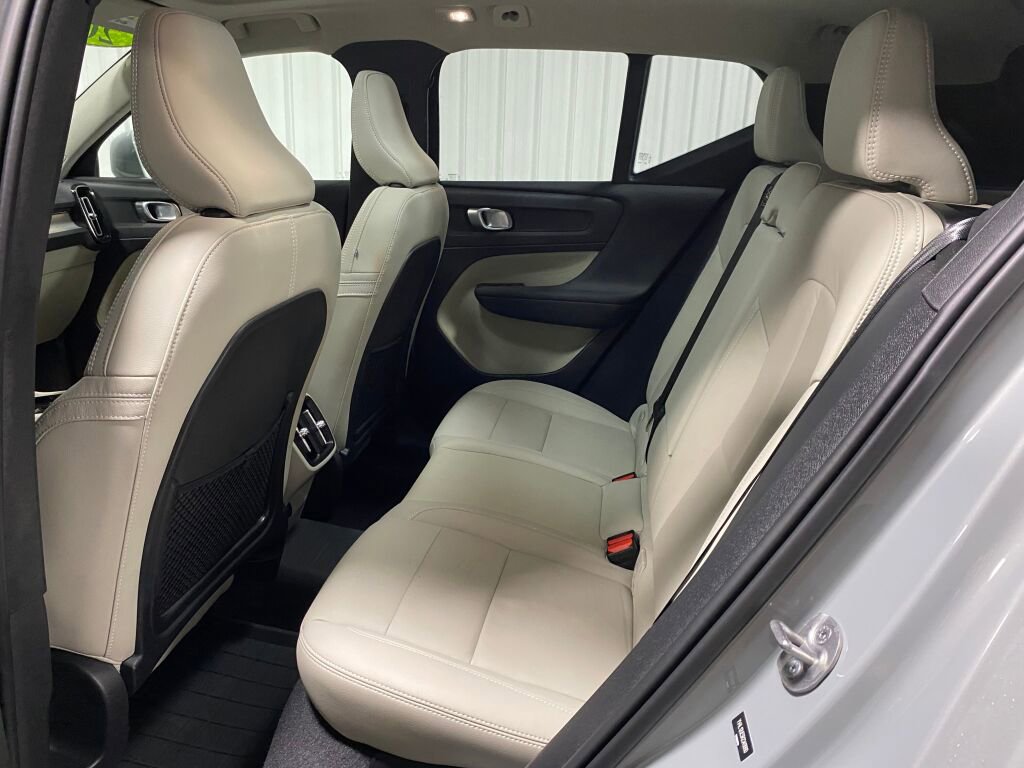 Used 2024 Volvo XC40 B5 Plus image 10
