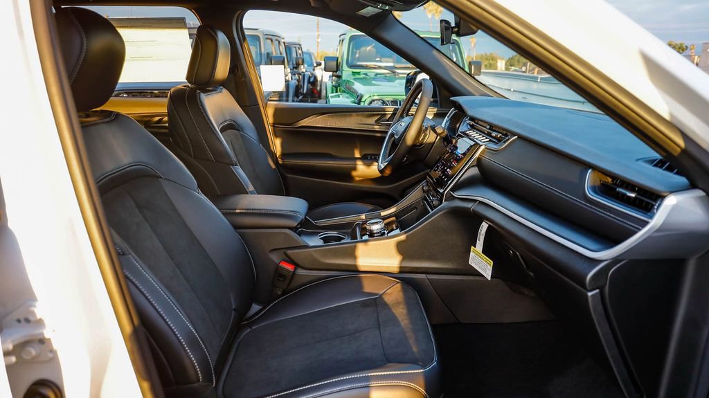 New 2025 Jeep Grand Cherokee Altitude image 17