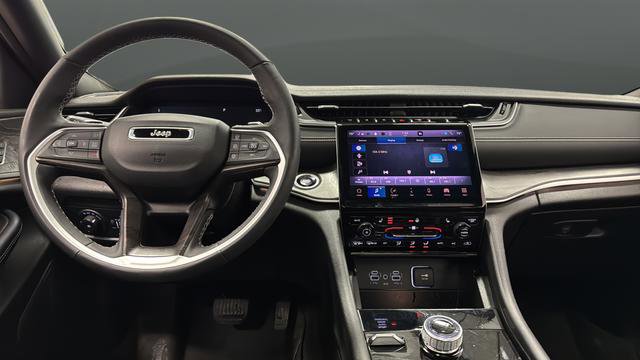 Used 2025 Jeep Grand Cherokee Limited w/ Black Appearance Package image 11