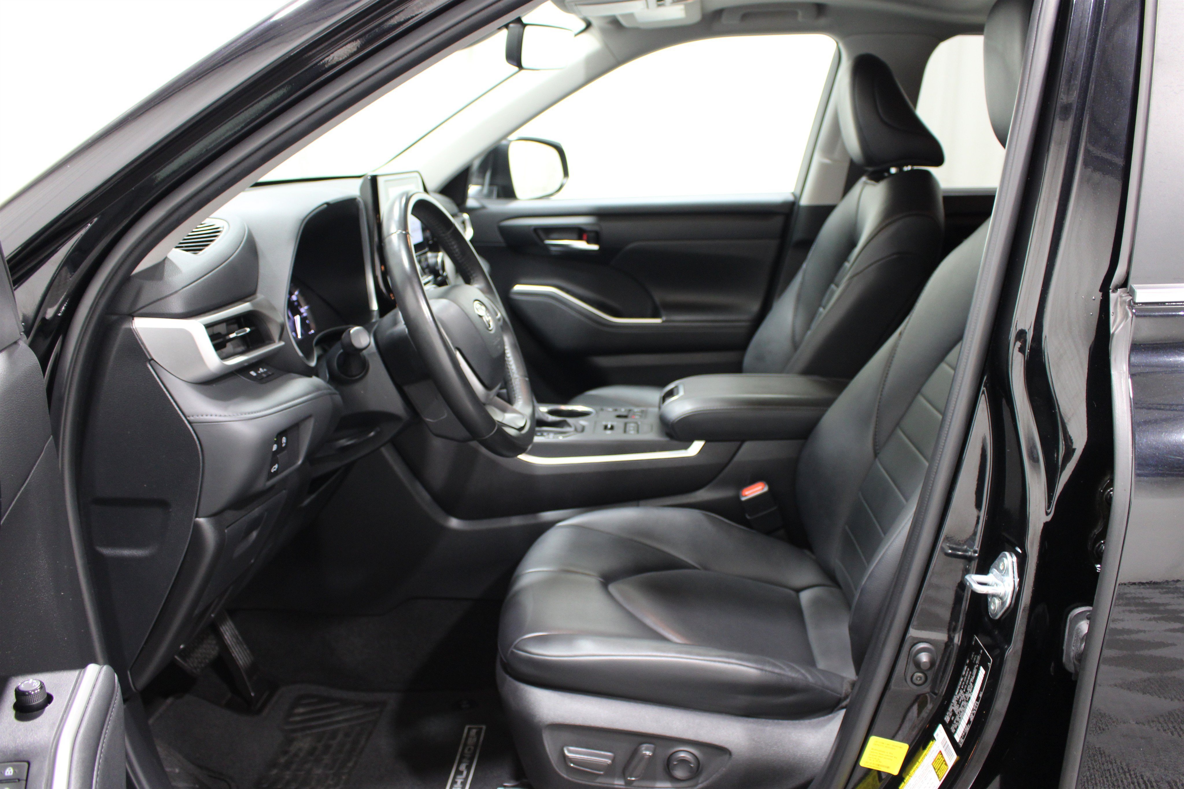 Used 2024 Toyota Highlander XLE AWD/4WD image 3