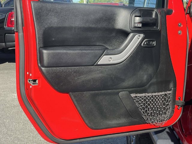 Used 2017 Jeep Wrangler Unlimited Rubicon w/ Connectivity Group AWD/4WD image 14