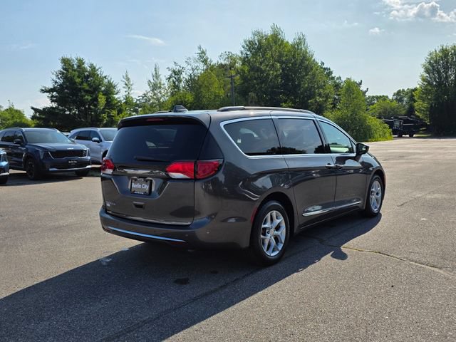 Used 2017 Chrysler Pacifica Touring-L w/ Tire & Wheel Group FWD image 8