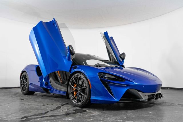 Used 2024 McLaren Artura image 3