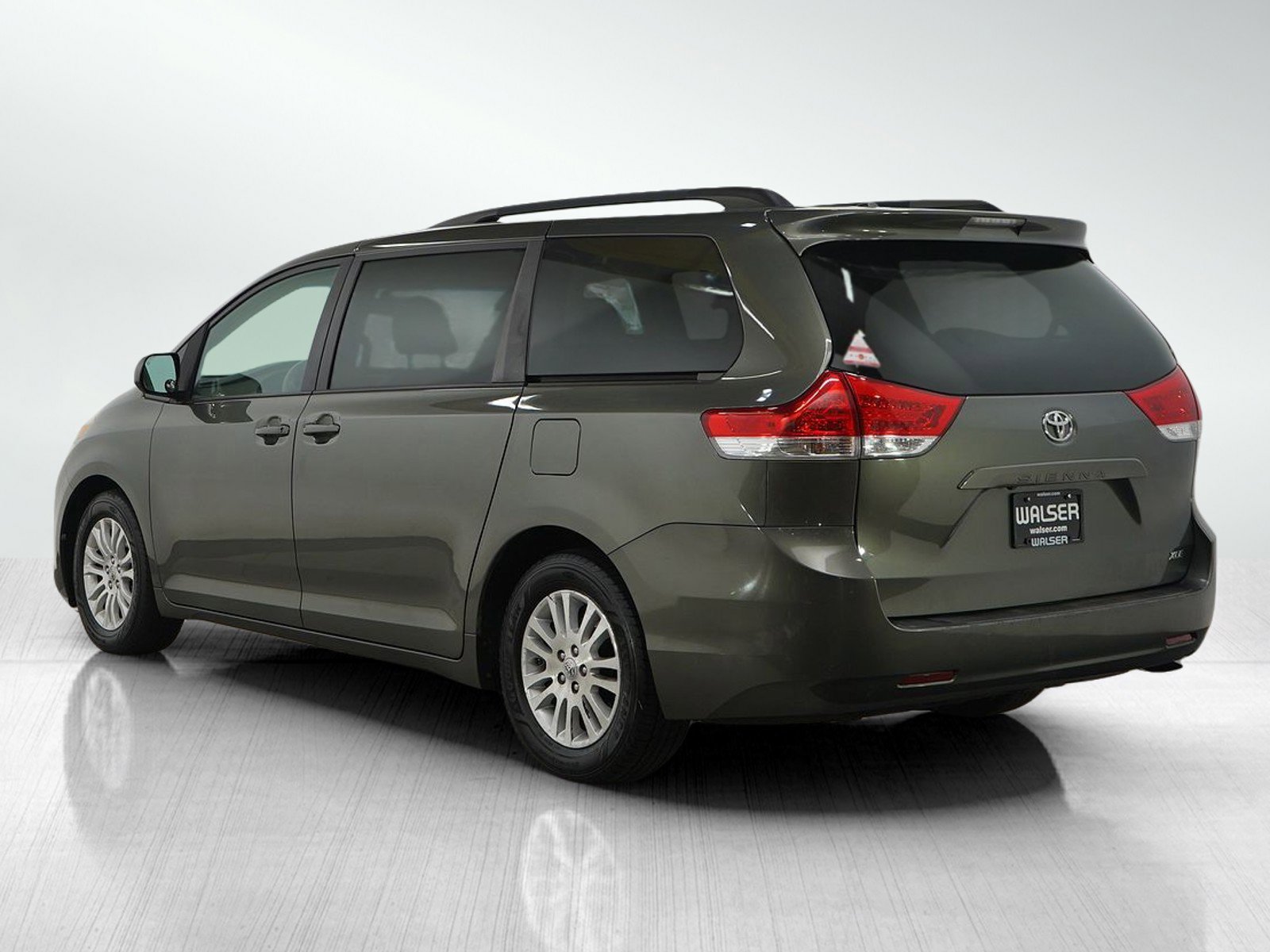 Used 2012 Toyota Sienna XLE image 3