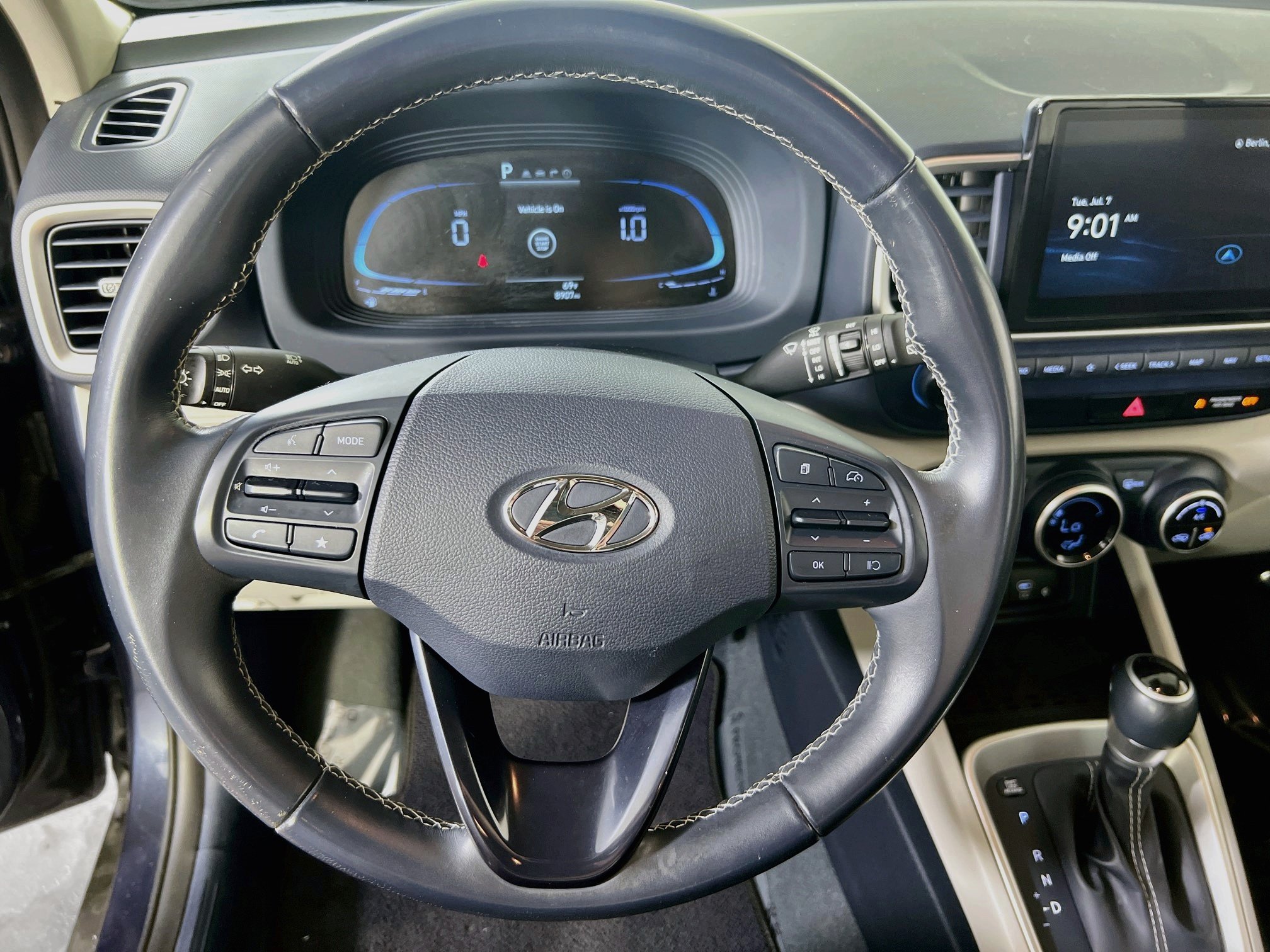 Used 2023 Hyundai Venue Limited FWD image 11